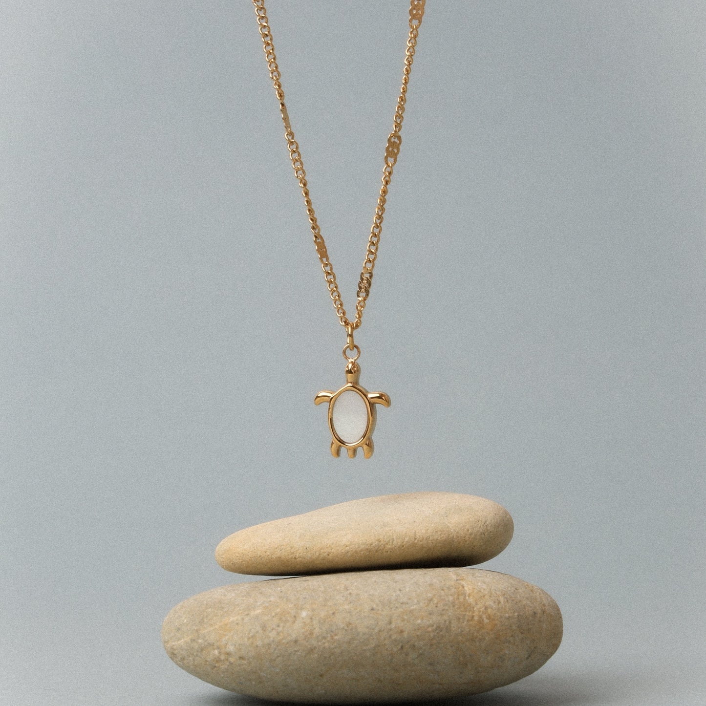 Damen Halskette goldfarben mit Schildkröten Anhänger und Perlmutt Stein aus Edelstahl