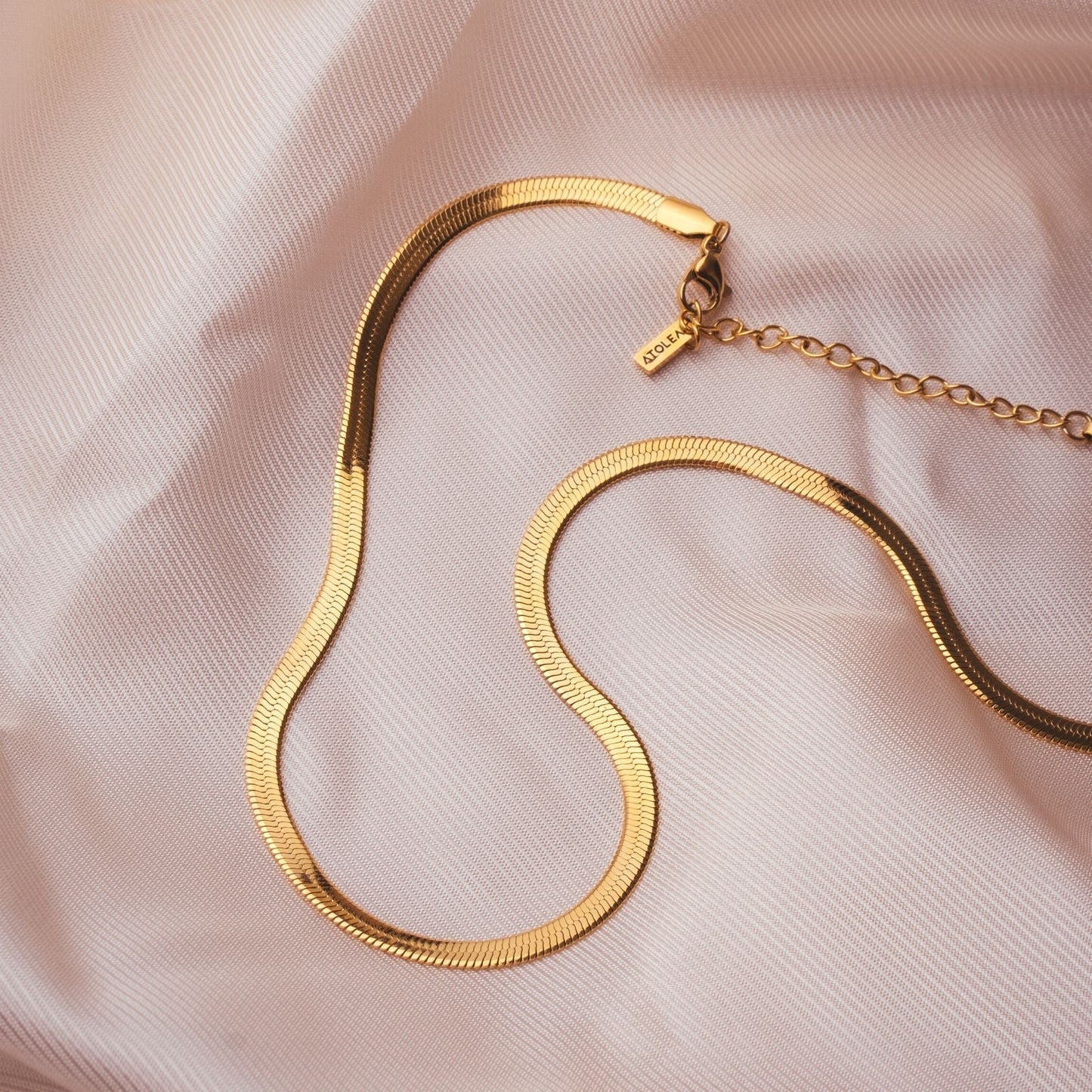 Damen Herringbone Choker Gold, 18K PVD Edelstahl Halskette, wasserfest, verstellbar