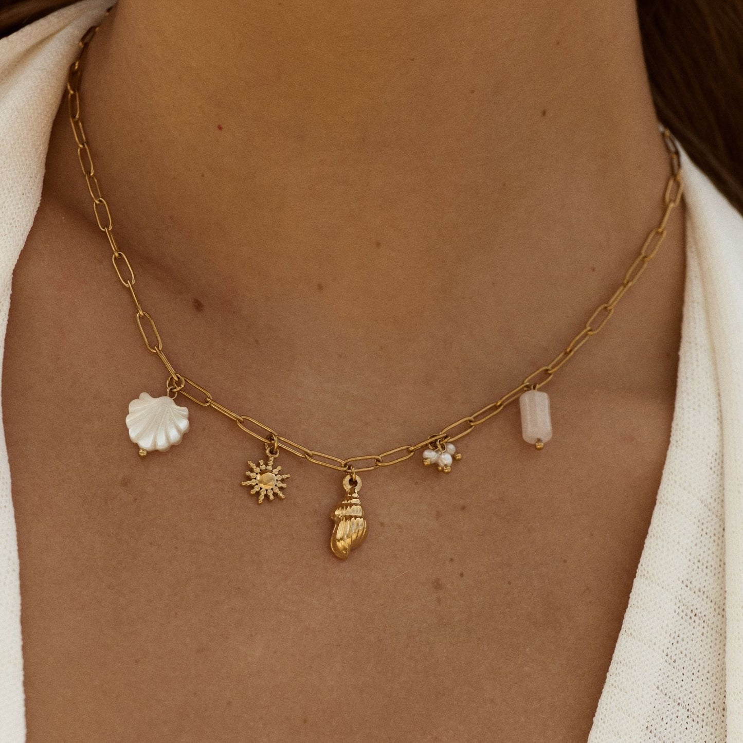 Damen Charm Halskette Gold mit Muschel-, Sonnen- und Schnecken-Anhängern, Süßwasserperlen, 18K PVD Edelstahl